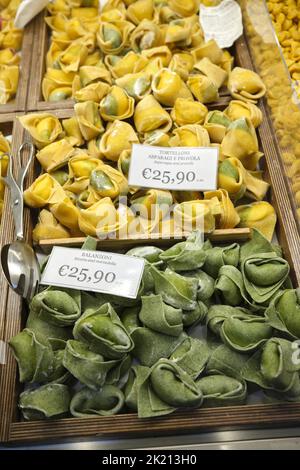 Esposizione Tortelloni Shop Bologna Italia Foto Stock