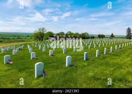 American Flags segna lapidi; Custer National Cemetery; Little Bighorn Battlefield National Monument; Montana; USA Foto Stock