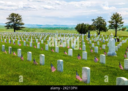 American Flags segna lapidi; Custer National Cemetery; Little Bighorn Battlefield National Monument; Montana; USA Foto Stock