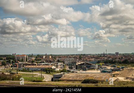 Europa, Francia, Dunkerque - 9 luglio 2022: Scenario del porto. Uffici marittimi di Mauffrey Flandres, azienda di trasporto con le facilità di deposito. Skyline della città Foto Stock