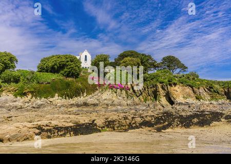 Il promontorio e la spiaggia a Chapel Point (vicino Portmellon) in Cornovaglia. Questa splendida spiaggia incontaminata si trova sul South West Coast Path vicino a Mevagissey Foto Stock