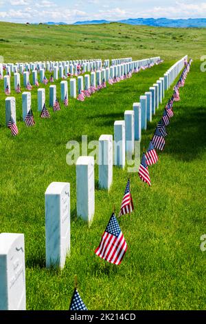 American Flags segna lapidi; Custer National Cemetery; Little Bighorn Battlefield National Monument; Montana; USA Foto Stock