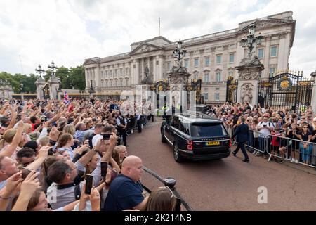 Re Carlo III torna a Buckingham Palace in un'auto circondata da tifosi reali e bravura mentre la nazione continua a piangere per la perdita di Quee Foto Stock