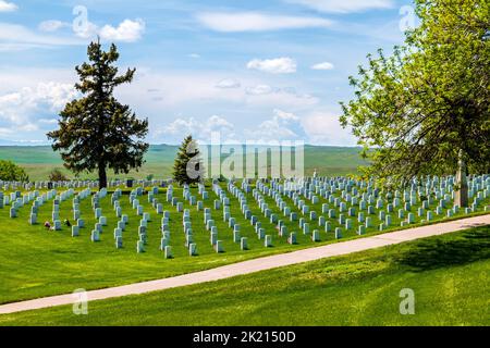 American Flags segna lapidi; Custer National Cemetery; Little Bighorn Battlefield National Monument; Montana; USA Foto Stock