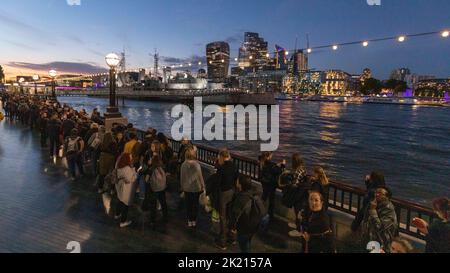 I pianatori continuano a fare la coda di notte lungo il Tamigi southbank per vedere la Regina Elisabetta II giacere nello stato nella Westminster Hall. Nella figura: Coda in Foto Stock