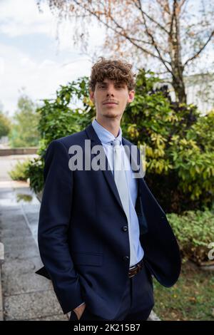 Elegante uomo d'affari all'aperto in giardino con le mani in tasca. Persona riuscita Foto Stock