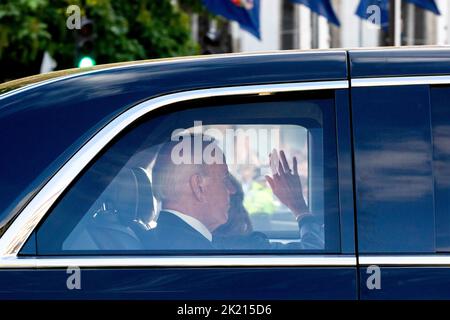 I leader mondiali rendono omaggio alla Regina Elisabetta II nella sala di Westminster questo pomeriggio. Nella foto: Il presidente DEGLI STATI UNITI Joe Biden e la First Lady Jill Biden si congedano Foto Stock