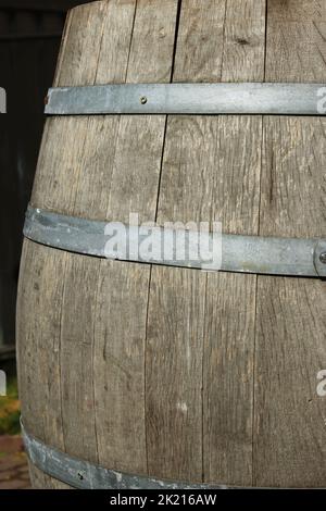 Germania. Castello di Heidelberg. Frammento di un vecchio fusto di legno con un cerchio di metallo su sfondo scuro. Barilotto in legno con fascette in metallo. Tex di legno Foto Stock