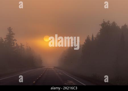 Alba autunnale sull'autostrada 77 a Clam Lake, Wisconsin. Foto Stock