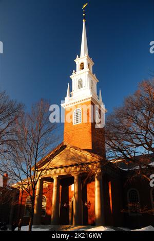 Il campanile della chiesa commemorativa sorge su Harvard Yard e sul campus dell'Università di Harvard in una giornata invernale Foto Stock