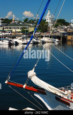 Barche a vela e altre navi e barche da diporto sono a riposo in un porto turistico al di fuori di Provincetown, un popolare luogo di vacanza estiva a Cape Cod Foto Stock