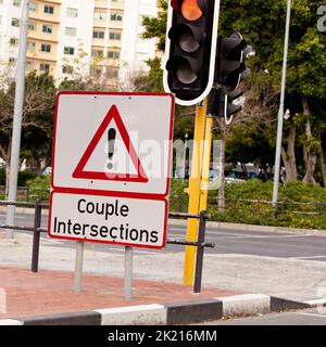 Le intersezioni di coppia sono così fastidiose alle intersezioni singole. Un segno umoristico. Foto Stock