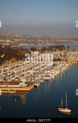 Un'alta scogliera offre una vista aerea dalla quale ammirare il porto e il porticciolo di Dana Point California e l'Oceano Pacifico Foto Stock