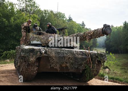 Hohenfels, Germania. 13th Set, 2022. Un paracadutista dell'esercito statunitense assegnato a 2nd battaglione, 503rd reggimento di fanteria paracadute coordina con i soldati italiani con il reggimento del carro armato 4th, Brigata Garibaldi per occupare un'area presso il Joint multinazionale Readiness Center di Hohenfels, Germania, Settembert. 13, 2022 come parte dell'esercizio Saber Junction 22. Credit: US Army/ZUMA Press Wire Service/ZUMAPRESS.com/Alamy Live News Foto Stock