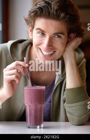 Il mio gusto migliore del vostro. Un giovane che beve una bevanda fredda. Foto Stock