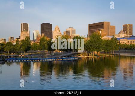 Skyline di Montreal e Bonsecours Bassin all'alba in primavera, Quebec, Canada. Foto Stock