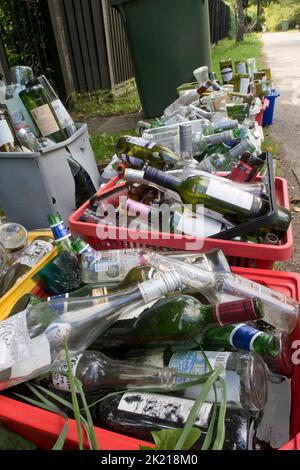 contenitori di bottiglie di vetro per strada in attesa di raccolta Foto Stock