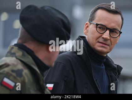 NOWA DEBA, POLONIA. 21 settembre 2022. Polacco PM, Mateusz Morawiecki (a destra), visto presso il campo di addestramento militare di Nowa Deba. Soldati polacchi, statunitensi e britannici partecipano all'esercizio militare congiunto "BEAR 22" (polacco: NIEDZWIEDZ 22) a Podkarpacie, nella Polonia orientale. Gli esercizi dureranno fino a venerdì e sono volti a rafforzare l'interoperabilità e la cooperazione con gli alleati. Credit: ASWphoto/Alamy Live News Foto Stock