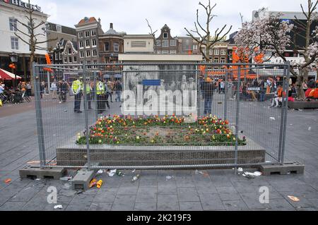 04-30-2013.la regina Beatrice abdicò nel 2013, e suo figlio, Willem-Alexander, ascese al trono.il giorno delle regine divenne il giorno del Re ed è una festa nazionale nel Regno dei Paesi Bassi.ora celebrato il 27 aprile (il 26 aprile se il 27th è una domenica), la data segna la nascita del re Willem-Alexander Foto Stock