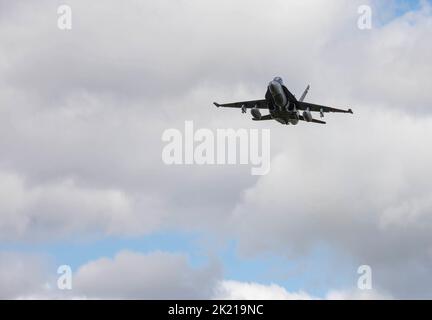 Un canadese CF-18 Hornet conduce un volo sopra durante un'esercitazione multinazionale combinata di fuoco vivo di armi come parte di Eagle 22 di giustizia il 20 settembre 2022, alla zona di addestramento di Smardan, Romania. Il nostro impegno a difendere il territorio della NATO è ironclad e continueremo a rafforzare la nostra posizione per difendere meglio i nostri alleati della NATO. (STATI UNITI Foto dell'esercito da parte del personale Sgt. Malcolm Cohens-Ashley, 2nd Brigade Combat Team Public Affairs.) Foto Stock