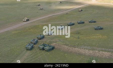 I veicoli da combattimento Bradley assegnati ad Alpha Company, 1st battaglione, 8th reggimento di fanteria, 3rd squadra di combattimento delle Brigate Armorate, 4th divisione di fanteria e Pandur II i veicoli da combattimento assegnati al contingente militare portoghese conducono un'esercitazione multinazionale combinata di armi da fuoco come parte di Justice Eagle 22 il 20 settembre 2022, Presso la zona di addestramento di Smardan, Romania. 1-8in nell'ambito del 101st, V Corps continuerà ad impegnarsi inarrestabile nei confronti dell'Europa e degli alleati della NATO. (Foto del contingente militare portoghese.) Foto Stock