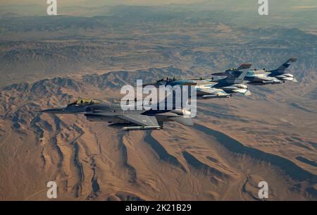 Nellis Air Force base, Stati Uniti. 01 Settembre 2022. Nellis Air Force base, Stati Uniti. 01 Settembre 2022. US Air Force F-16 Fighting Falcon i caccia a getto Falcon il 64th Aggressor Squadron, volare in formazione durante una missione di allenamento di routine al Nevada Test and Training Range, 1 settembre 2022, nella base dell'aeronautica militare di Nellis, Nevada. Il programma Aggressor insegna le manovre di combattimento aereo anche chiamato combattimento con cani. Foto Stock