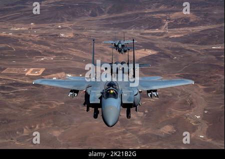 Base aerea Prince Sultan, Arabia Saudita. 05 Settembre 2022. Base aerea Prince Sultan, Arabia Saudita. 05 Settembre 2022. Gli aerei da combattimento F-15E Strike Eagle, assegnati al 335th Expeditionary Fighter Squadron, volano in formazione insieme agli aerei da combattimento F-15E dell'aeronautica Saudita durante un Agile Combat Employment Exercise Sortie, 5 settembre 2022, vicino alla base aerea del Principe Sultano, Arabia Saudita. Foto Stock