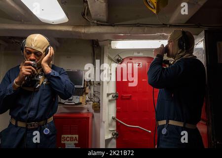 Mar Baltico. 6th Set, 2022. Ensign Odarius Davis, a sinistra, e Ensign Jackson Pittman, entrambi assegnati alla nave di atterraggio anfibio di Whidbey Island USS Gunston Hall (LSD 44), parlano di telefoni fonoalimentati durante un'esercitazione antincendio, Septembert. 3, 2022. Gunston Hall, assegnata al Kearsarge Amphibious Ready Group e imbarcata 22nd Marine Expeditionary Unit, sotto il comando e il controllo della Task Force 61/2, è in programma di schieramento nell'area operativa delle forze Navali USA in Europa, impiegata dalla U.S. 6th Fleet per difendere gli interessi degli Stati Uniti, alleati e partner. (Credit Image: © U Foto Stock