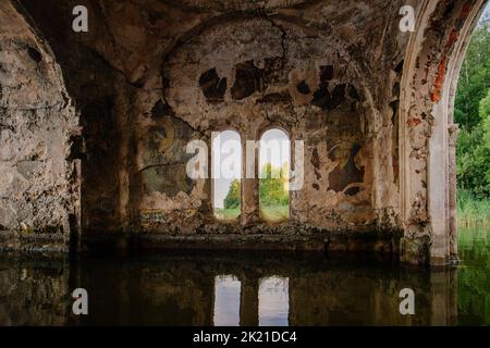Grande sala allagata di chiesa abbandonata in rovina. Foto Stock