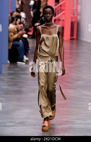 Milano, Italia. 21st Set, 2022. Una modella cammina sulla pista alla sfilata di moda Fendi durante la sfilata di moda delle collezioni Primavera Estate 2023 alla Fashion Week di Milano il 21 2022 settembre a Milano. (Foto di Jonas Gustavsson/Sipa USA) Credit: Sipa USA/Alamy Live News Foto Stock