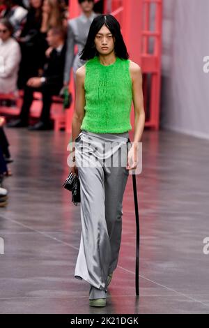 Milano, Italia. 21st Set, 2022. Una modella cammina sulla pista alla sfilata di moda Fendi durante la sfilata di moda delle collezioni Primavera Estate 2023 alla Fashion Week di Milano il 21 2022 settembre a Milano. (Foto di Jonas Gustavsson/Sipa USA) Credit: Sipa USA/Alamy Live News Foto Stock