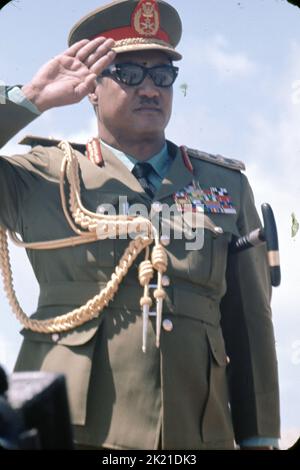 12 ottobre 1971, Khartoum, Sudan, Africa: JAAFAR NIMEIRY, Il Presidente del Sudan saluta durante una processione militare. Nimeiry fu un politico sudanese che fu presidente del Sudan dal 1969 al 1985. Nel 1972 firmò l'accordo di Addis Abeba che concedeva autonomia alla regione meridionale non musulmana del Sudan, che inaugurò un periodo di 11 anni di pace e stabilità nella regione. Dopo diversi tentativi di colpo di stato, visse in esilio in Egitto fino alla sua morte nel 2009. (Credit Image: © Keystone Press Agency/ZUMA Press Wire). Foto Stock