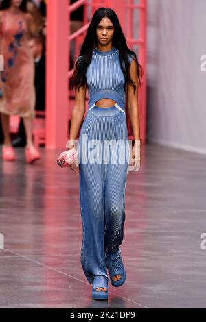 Milano, Italia. 21st Set, 2022. Una modella cammina sulla pista alla sfilata di moda Fendi durante la sfilata di moda delle collezioni Primavera Estate 2023 alla Fashion Week di Milano il 21 2022 settembre a Milano. (Foto di Jonas Gustavsson/Sipa USA) Credit: Sipa USA/Alamy Live News Foto Stock