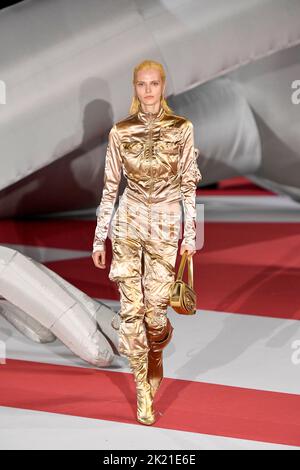 Milano, Italia. 21st Set, 2022. Una modella cammina sulla pista alla sfilata Diesel durante la Primavera Estate 2023 Collections Fashion Show alla Fashion Week di Milano il 21 2022 settembre. (Foto di Jonas Gustavsson/Sipa USA) Credit: Sipa USA/Alamy Live News Foto Stock