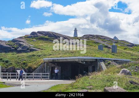 Cape Spear, Terranova, Canada: Faro sulla collina sopra i passaggi sotterranei che conducono ai bunker costruiti per le truppe di stanza qui durante la seconda guerra mondiale. Foto Stock