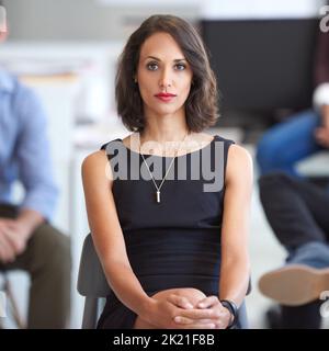 Completamente concentrato sulla sua carriera. Una donna d'affari al lavoro in un ufficio. Foto Stock