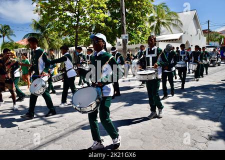 La banda marciante della San Pedro High School parading nel San Pedro, Belize, Carnevale 2022. Foto Stock