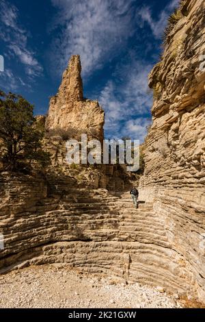 Scalate gli escursionisti sulla strada per la Sala del Diavolo nel Parco Nazionale delle Montagne Guadalupe Foto Stock