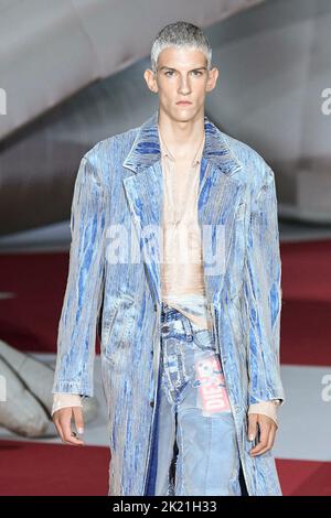 Milano, Italia. 21st Set, 2022. PISTA DIESEL SS23 durante la settimana della moda di Milano il 2022 settembre - Milano, Italia. 21/09/2022 Credit: dpa/Alamy Live News Foto Stock