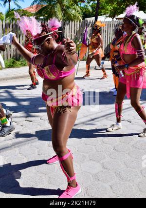 Coloratissimo carnevalesco ballando e divertendosi nella parata di San Pedro, Belize, Carnevale 2022. Foto Stock