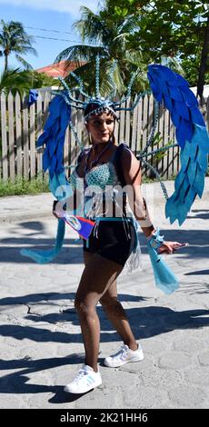 Una giovane donna beliziana solita in costume azzurro, alata che cammina nella parata per il San Pedro, Carnevale del Belize 2022. Foto Stock