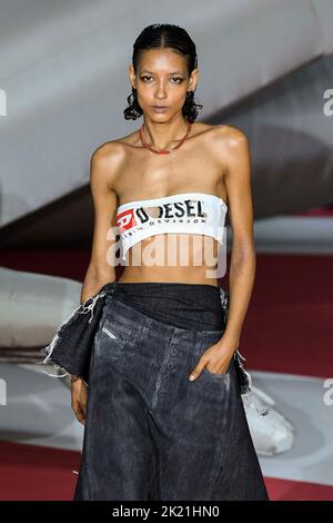 Milano, Italia. 21st Set, 2022. PISTA DIESEL SS23 durante la settimana della moda di Milano il 2022 settembre - Milano, Italia. 21/09/2022 Credit: dpa/Alamy Live News Foto Stock