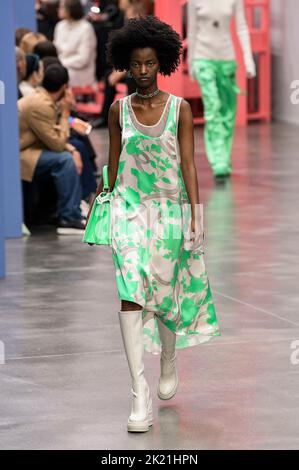 Milano, Italia. 21st Set, 2022. PISTA FENDI SS23 durante la settimana della moda di Milano il 2022 settembre - Milano, Italia. 21/09/2022 Credit: dpa/Alamy Live News Foto Stock