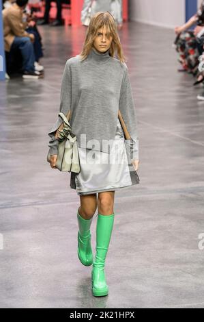 Milano, Italia. 21st Set, 2022. PISTA FENDI SS23 durante la settimana della moda di Milano il 2022 settembre - Milano, Italia. 21/09/2022 Credit: dpa/Alamy Live News Foto Stock