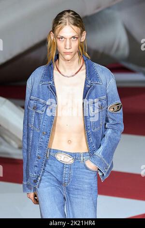Milano, Italia. 21st Set, 2022. PISTA DIESEL SS23 durante la settimana della moda di Milano il 2022 settembre - Milano, Italia. 21/09/2022 Credit: dpa/Alamy Live News Foto Stock