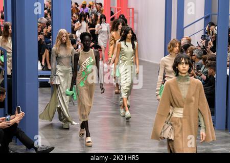 Milano, Italia. 21st Set, 2022. PISTA FENDI SS23 durante la settimana della moda di Milano il 2022 settembre - Milano, Italia. 21/09/2022 Credit: dpa/Alamy Live News Foto Stock
