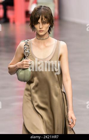 Milano, Italia. 21st Set, 2022. PISTA FENDI SS23 durante la settimana della moda di Milano il 2022 settembre - Milano, Italia. 21/09/2022 Credit: dpa/Alamy Live News Foto Stock
