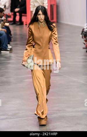 Milano, Italia. 21st Set, 2022. PISTA FENDI SS23 durante la settimana della moda di Milano il 2022 settembre - Milano, Italia. 21/09/2022 Credit: dpa/Alamy Live News Foto Stock