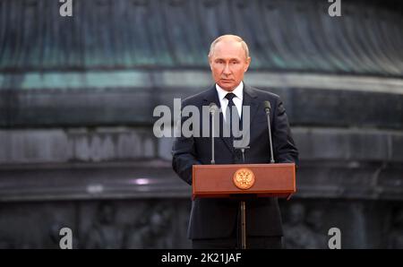 Veliky Novgorod, Russia. 21st Set, 2022. Il presidente russo Vladimir Putin fa le sue osservazioni in occasione di un concerto che segna il 1160th° anniversario della statualità russa, mercoledì 21 settembre 2022 a Veliky Novgorod, Russia. Il presidente russo Vladimir Putin annuncia piani per mobilitare fino a 300.000 riservisti militari per combattere in Ucraina dopo che le forze russe hanno perso terreno. Foto di Kremlin POOL/ Credit: UPI/Alamy Live News Foto Stock