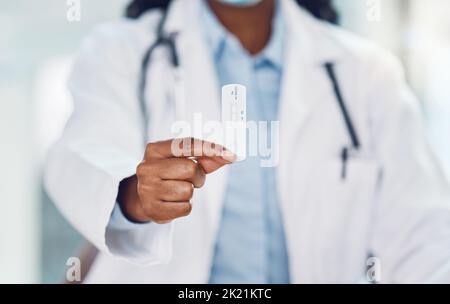 Donna, medico e mano con esito negativo test medico corona in ospedale. Test durante il virus pandemico per fermare il covid 19 e in un Foto Stock